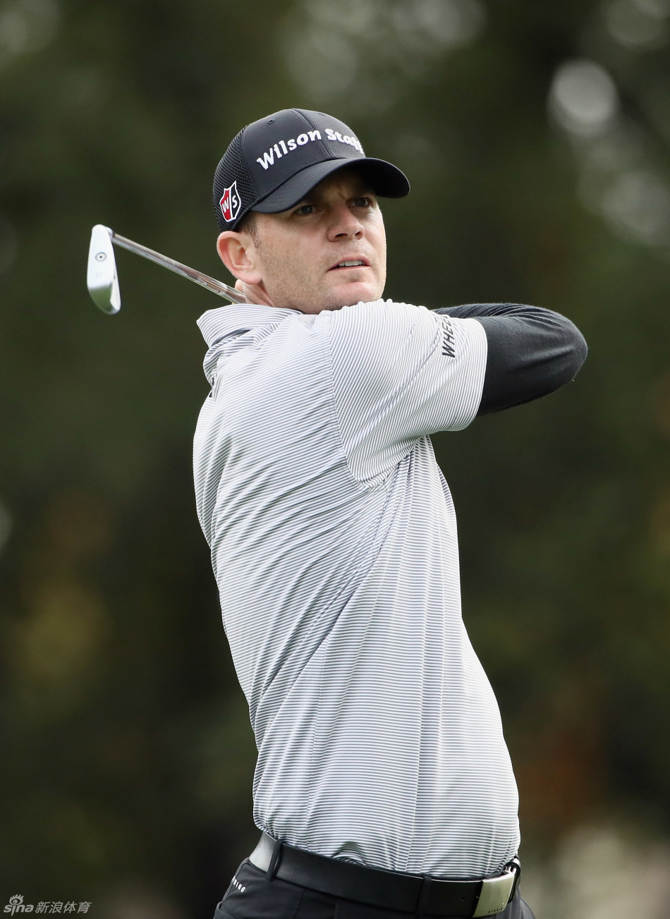 布兰登·斯蒂尔在雨中凝神推杆,专注的神情透露出对胜利的渴望。