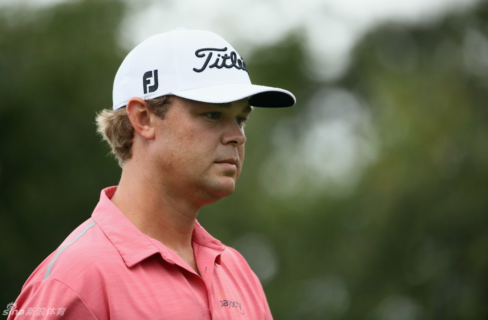 布兰登·斯蒂尔高举冠军奖杯尽情庆祝,脸上洋溢着五年等待后终获释放的狂喜与激动。