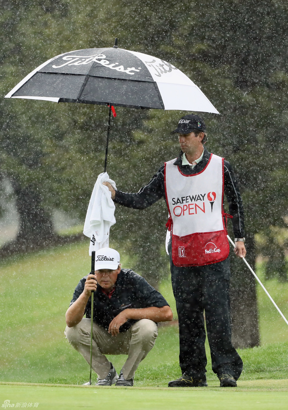 帕顿·金泽尔在雨中独行,身影略显落寞,与冠军擦肩而过的失望写在脸上。