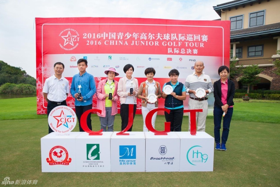 荣耀加冕，获奖的小球员在众人瞩目下登上领奖台，接过沉甸甸的奖杯，脸上写满自豪与喜悦。