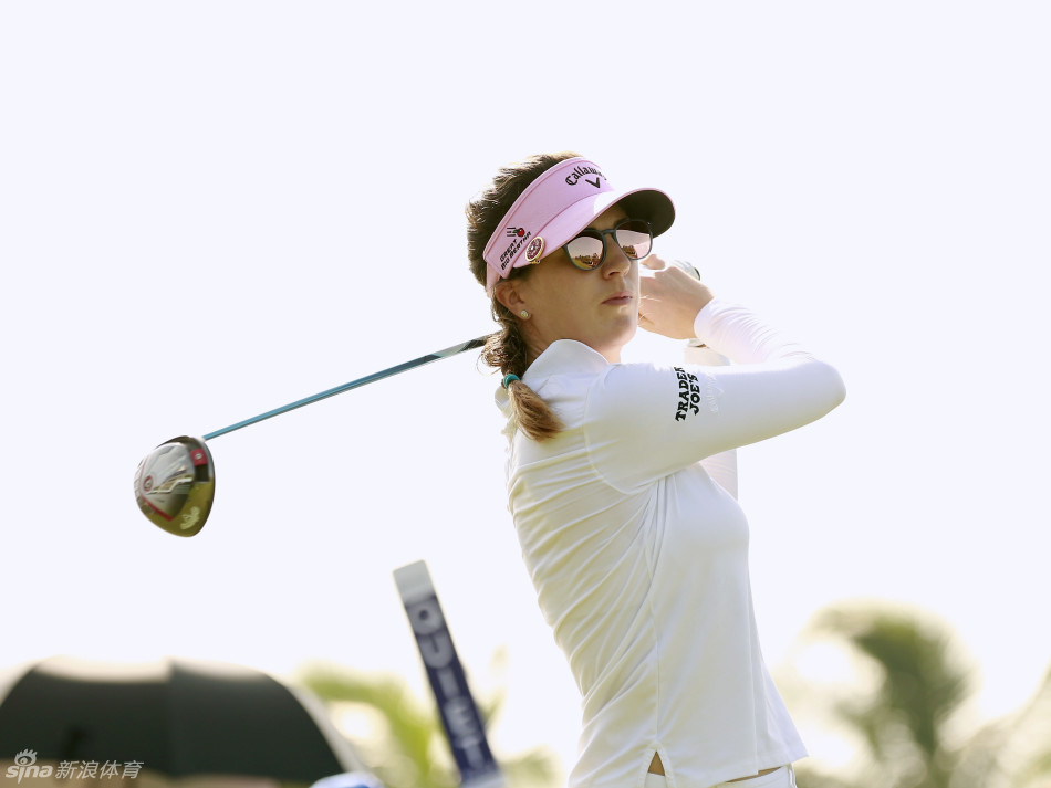 桑德拉·盖尔优雅挥杆瞬间，金发与阳光相映成辉，动作流畅充满力量。