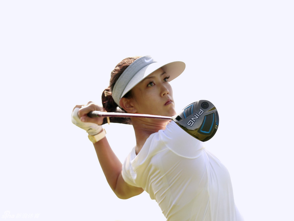 魏圣美与同组球员在球道上愉快交流，展现赛场上难得的轻松瞬间。