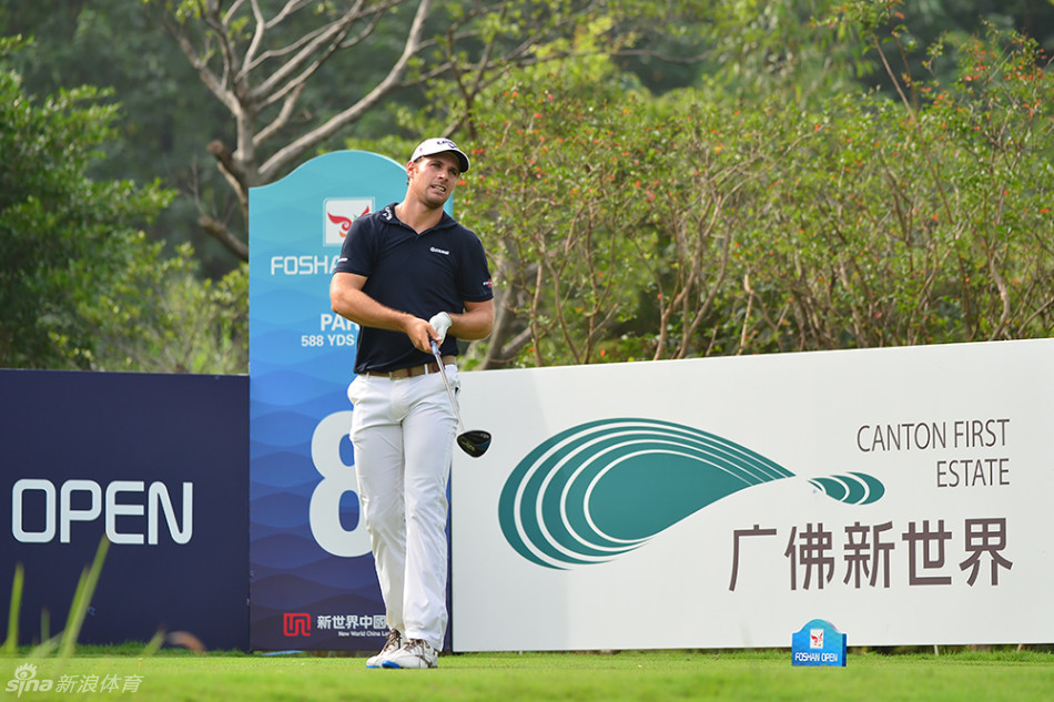 高尔夫选手迎着晨光自信走向发球台，开启一天的角逐