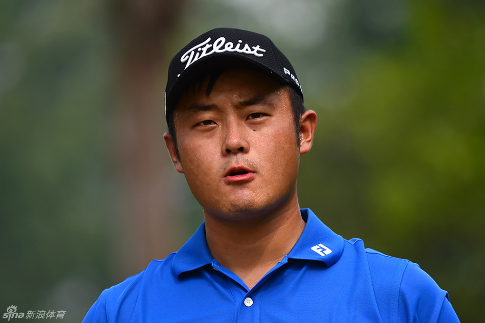 绿茵之上选手全力挥杆，球杆划出流畅弧线，小球应声飞向远方