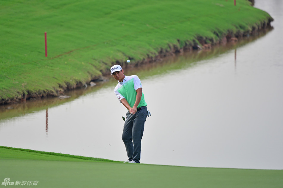 选手果岭边凝神推杆，全场屏息静待小球滚入洞杯的瞬间