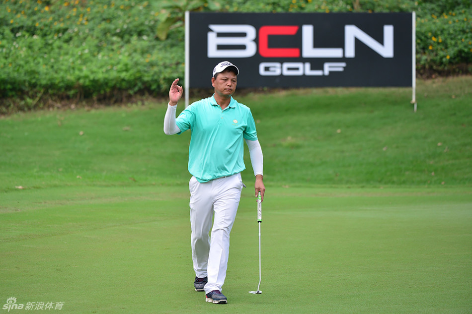 沙坑救球水花飞溅，展现选手在困难球位处理球的精湛技巧与决心