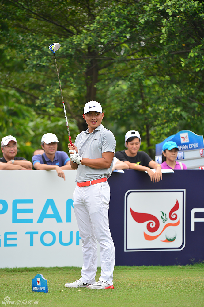 观众在场边驻足观看，沉浸在紧张而优雅的高尔夫赛事氛围之中