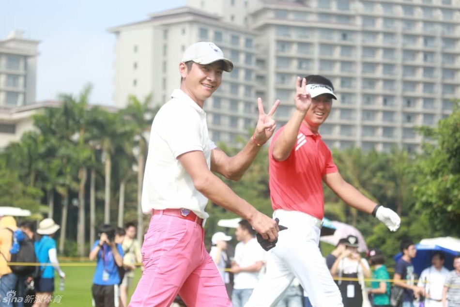 邢傲伟在高尔夫球场的宽阔草坪上展示高难度体操动作，身体在空中舒展，动作流畅而充满力量，完美融合了体操的柔韧与竞技体育的力感。