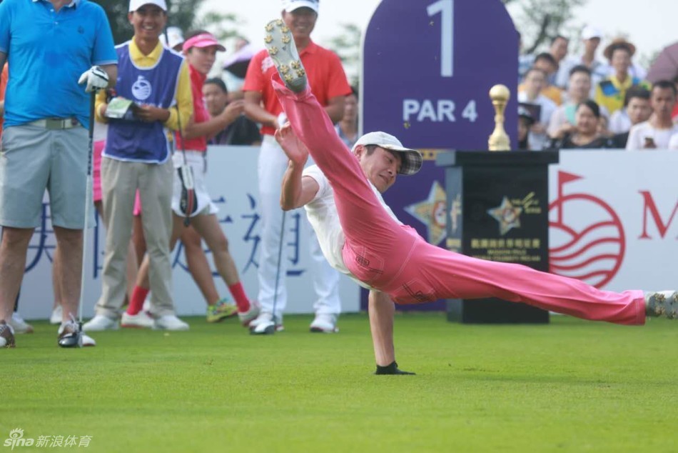 邢傲伟完成体操表演后，自信而有力地挥动高尔夫球杆，白色小球在空中划出一道优雅的弧线，背景中的观众与同组伙伴正专注地欣赏他的开球。