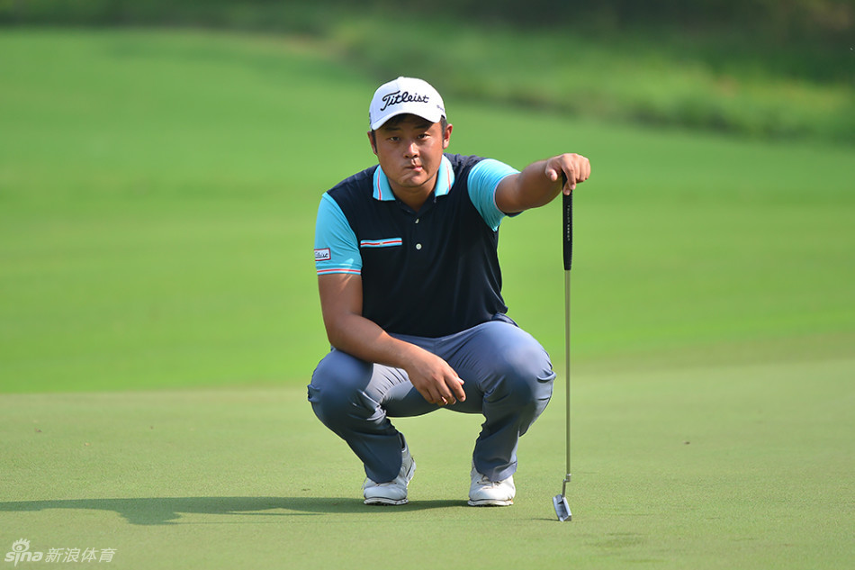 荣耀聚焦:冠军马库斯·阿米蒂奇在颁奖典礼的聚光灯下手捧奖杯,身影挺拔,成为全场绝对的焦点