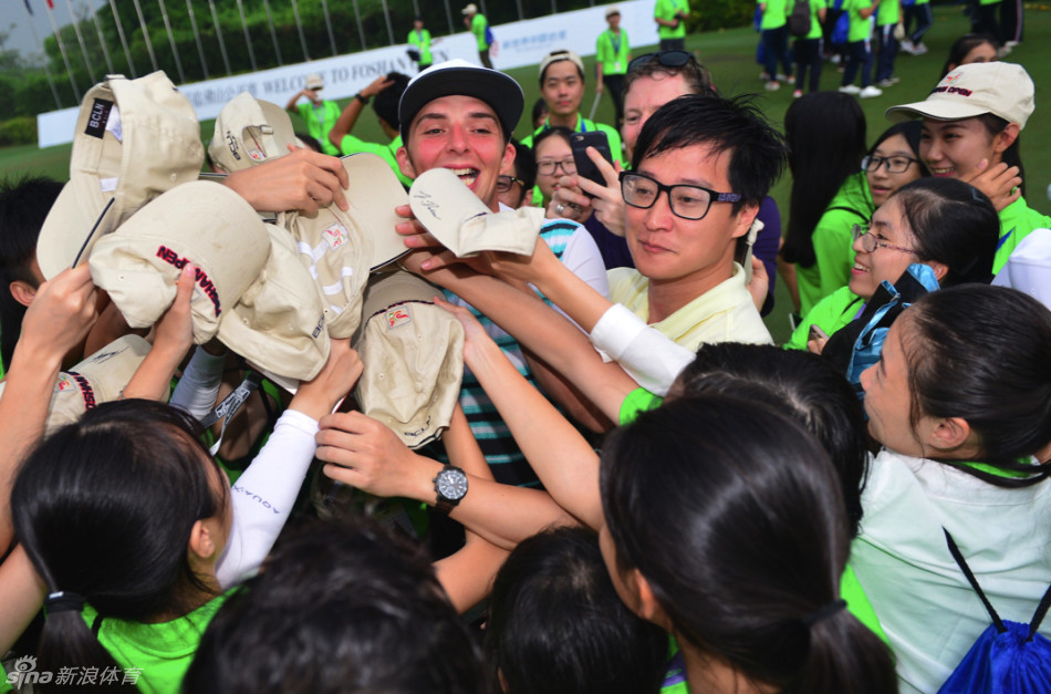 冠军的加冕:马库斯·阿米蒂奇在万众欢呼中高举佛山公开赛冠军奖杯,灿烂笑容与金色奖杯在阳光下交相辉映