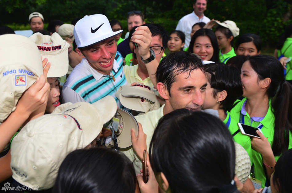 深情亲吻:马库斯·阿米蒂奇怀抱奖杯,深情一吻,仿佛在与这份来之不易的荣耀进行无声的对话