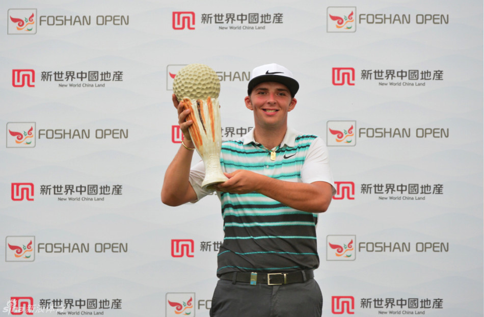 众星环绕:夺冠后的马库斯·阿米蒂奇被观众层层环绕,他手持奖杯向四周致意,现场气氛热烈非凡