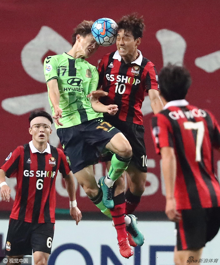 首尔锋霸阿德里亚诺在门前混战中机敏铲射破门，张开双臂忘情庆祝，身后是首尔世界杯球场沸腾的红色海洋