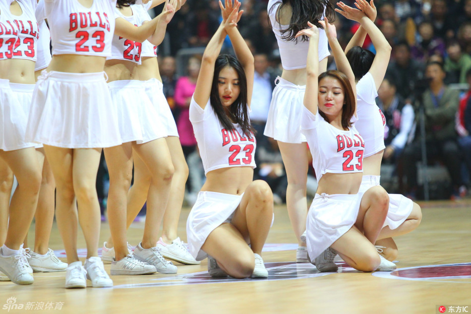 一个极具张力的瞬间，宝贝们伸展双臂，动作大开大合。即使是静态的图片，也能让人感受到现场音乐那强有力的鼓点，以及她们身上散发的无限活力。