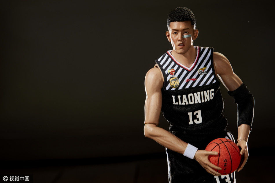 特写展示手办关节活动度，灵活的肩膀和肘部设计能够完美摆出郭艾伦招牌的运球过人与庆祝姿势