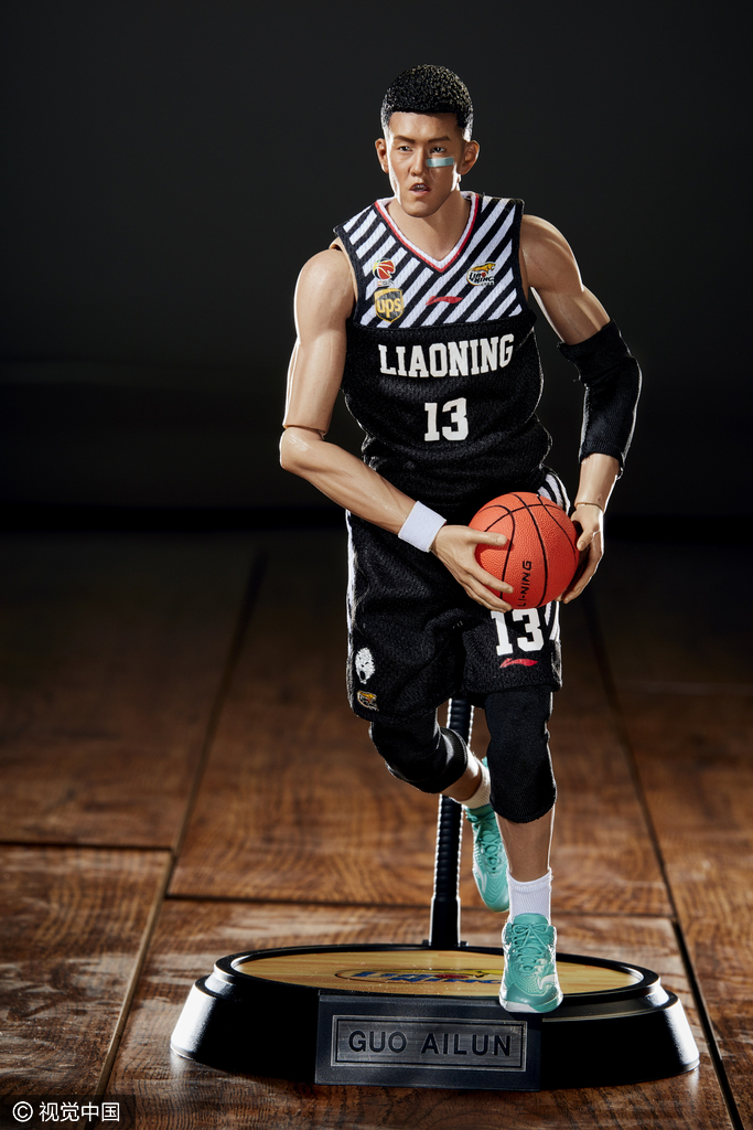 手办下半身细节展示，专业的篮球鞋纹理与紧身运动裤的褶皱感处理得相当写实，动感十足