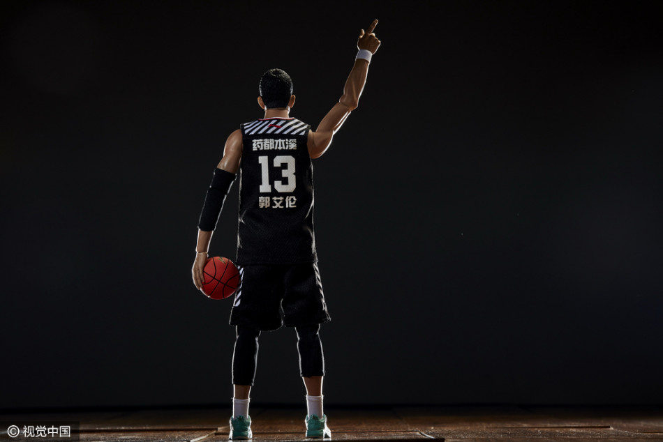 背景板与手办合影效果，篮球架背景下手办仿佛正在赛前热身，整体氛围感拉满，极具视觉冲击力