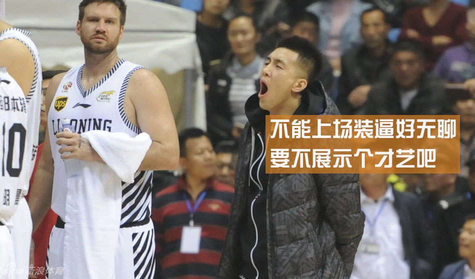 郭艾伦系着花围裙，站在摆满菜肴的餐桌前，脸上的笑容比身后的灯光还要灿烂，眼神里满是初次掌勺的得意与期待。