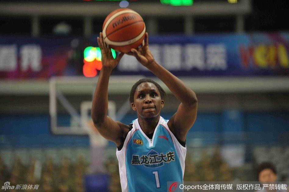 高颂在外线接到队友传球，稍作调整后果断出手，篮球在空中划出一道美丽的弧线，直奔篮筐而去，这正是北京队犀利的外线火力。