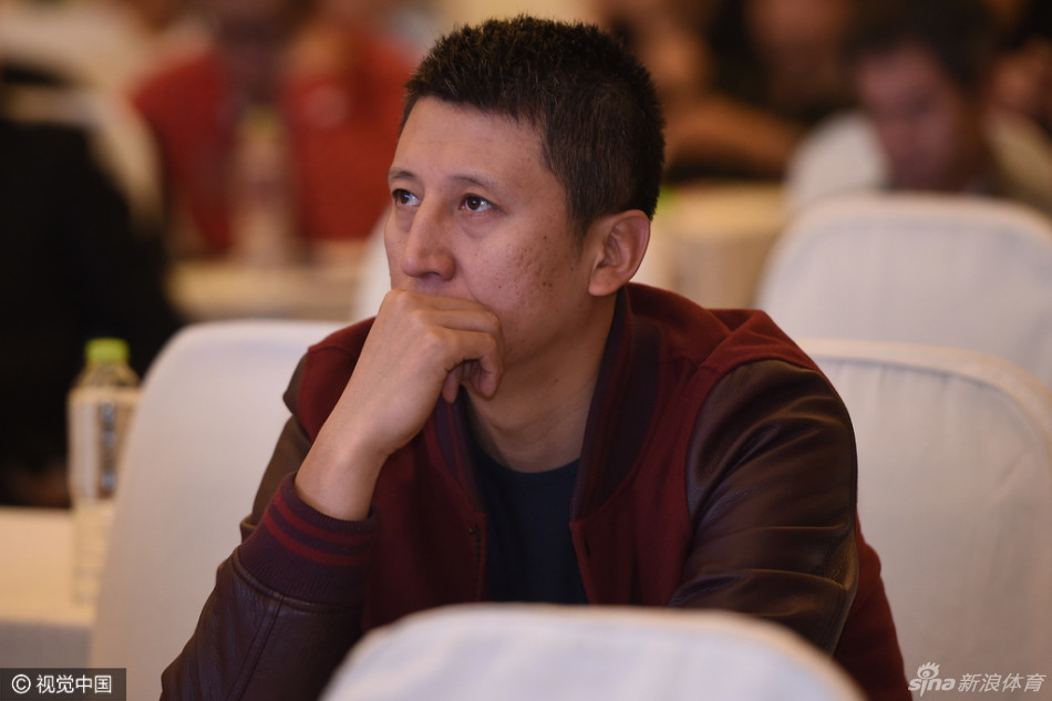 中国男篮主教练郭士强在发布会上面带微笑，眼神坚定，展现出对即将到来的新赛季运筹帷幄的信心。