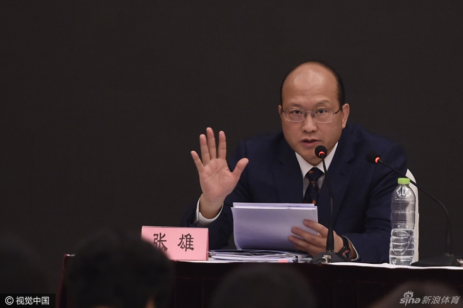 冠军教头李春江在发布会现场与熟人交谈，虽然面带笑意但眉宇间依然透露出铁帅的威严与霸气。