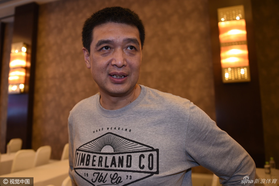 四川男篮主帅杨学增面带笑意，显得从容不迫，作为卫冕冠军的主教练，他举手投足间尽显儒帅风度。
