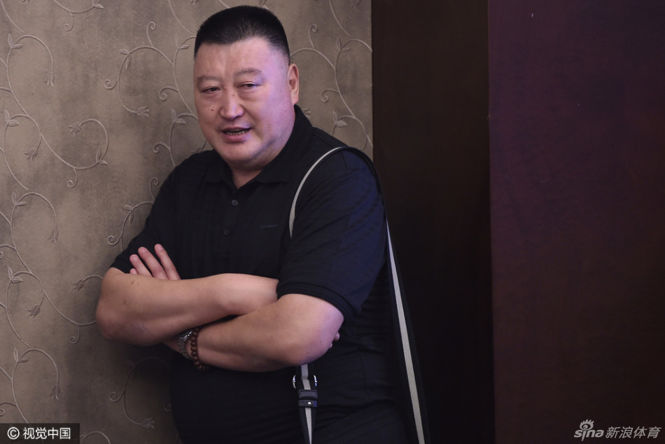 篮协领导信兰成在发布会上发表讲话，他表情凝重，正对中国篮球的长远发展和新赛季的备战工作提出殷切期望。