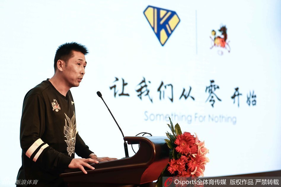 江苏队传奇后卫、现任主教练胡雪峰在人民大会堂发布会台上慷慨陈词，他身后的巨大背景板预示着这将是他职业生涯最后的舞动。