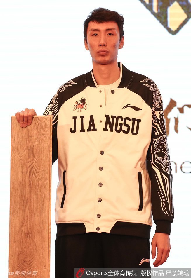 江苏男篮的三名外援马尚·布鲁克斯、萨缪尔斯等在人民大会堂前合影，背景是开阔的广场与宏伟建筑，他们面带微笑对新赛季充满期待。