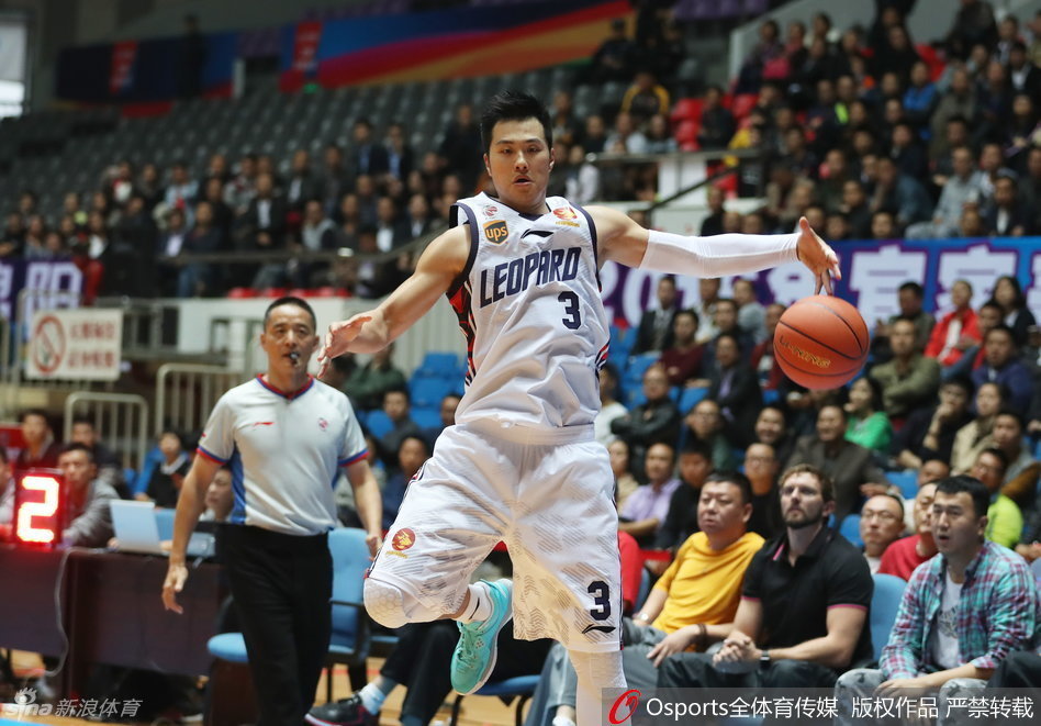 刘炜沉着控球，目光如炬地观察队友跑位，试图撕开对手防线