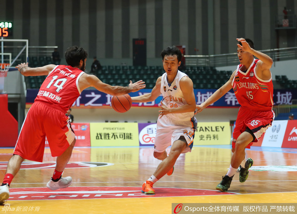 王汝恒突破重围跃起上篮，面对广州队三人合围，在空中奋力保持身体平衡