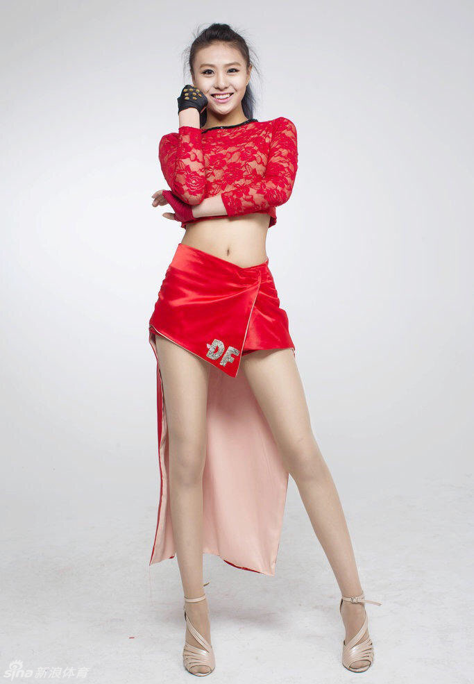 晓宁身穿紧身运动装，一双大长腿笔直修长，姿态自信又任性