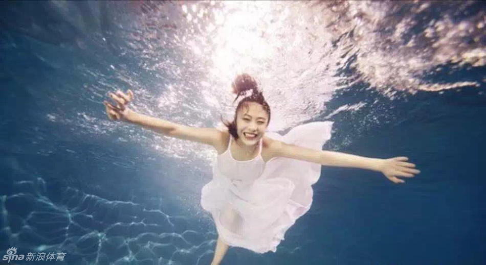 五棵松街角，晓宁一袭紧身银色长裙，身材曲线玲珑，气质冷艳