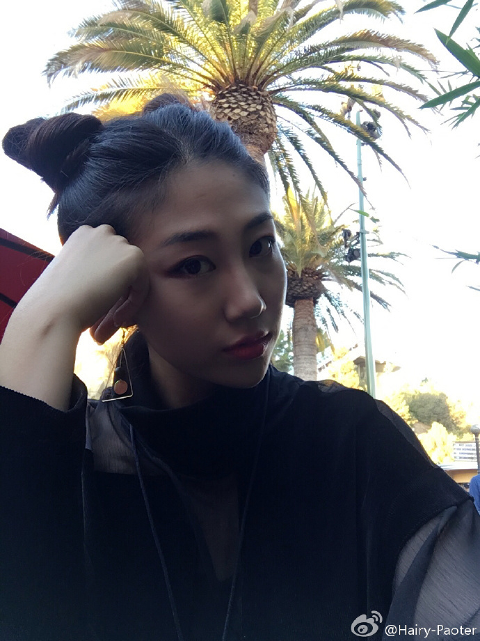 心情大好的李跑在镜头前做出一个开心的鬼脸，她微微侧身，用手轻轻托着下巴，眼神灵动，仿佛在对所有人说“今天阳光正好，心情也是满分”。