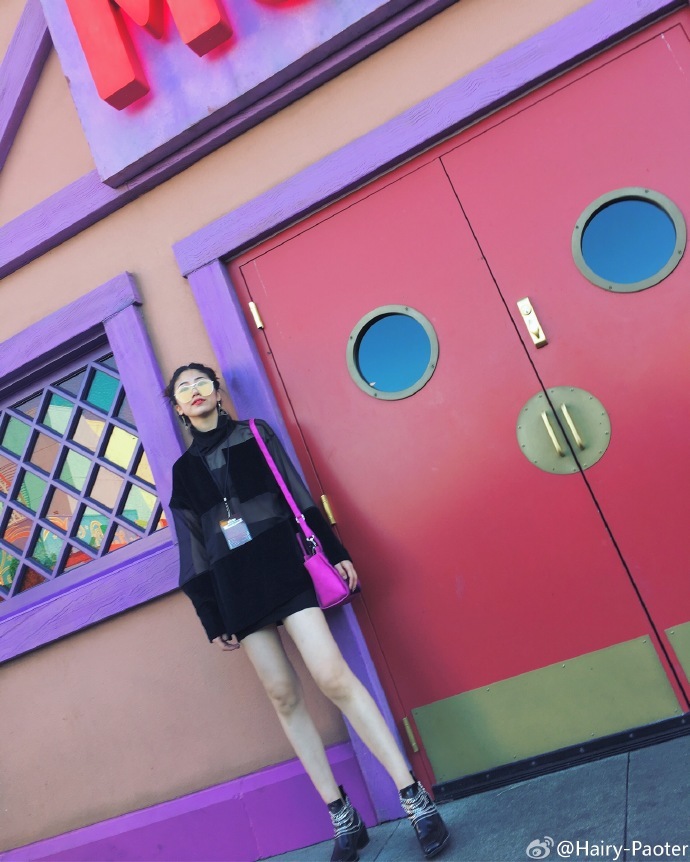 在出游的路上，李跑细心挑选了一处美景，举起手机准备自拍留念，她专注地看着屏幕调整角度，身后的风景虽美，但在爱人眼中，此刻认真自拍的她才是最美的风景。