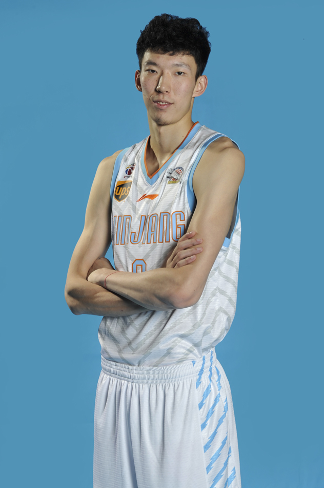 镜头前，新疆队主帅李秋平指导目光如炬，眉宇间透露着战术家的沉稳，他的爱徒罗旭东在一旁凝神静听，仿佛下一秒就要上场拼杀。