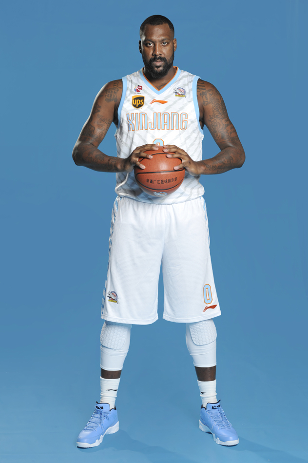 人肉坦克李根在赛场上咧着嘴笑得像个孩子，这纯真的笑容背后，是他在内线翻江倒海的统治力。