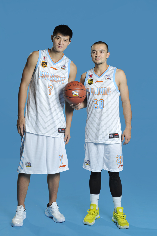 孙鸣阳和孙桐林在内线卡位，两人肌肉紧绷，虽然镜头定格，但那份属于内线悍将的力量感几乎要冲出屏幕。