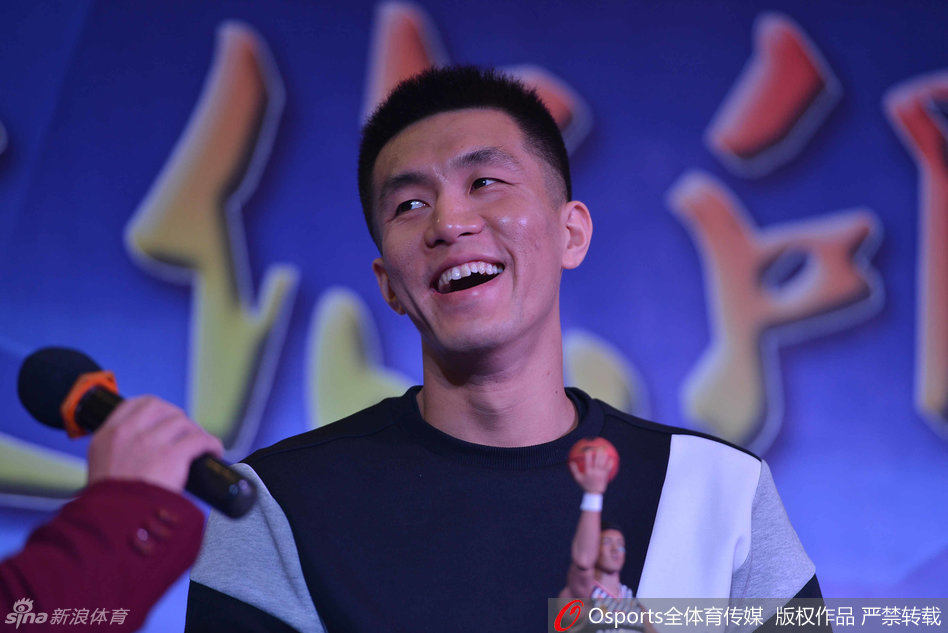 郭艾伦微微弯腰，认真倾听父亲的话语，郭爸眼神专注而慈祥，父子二人沉浸在温馨的交流中。