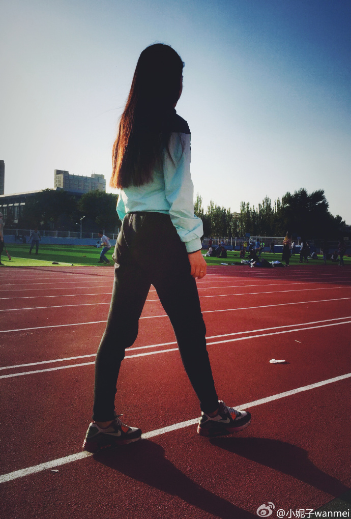 凹凸曼:爱跑女孩气质佳 女孩马甲线显好身材