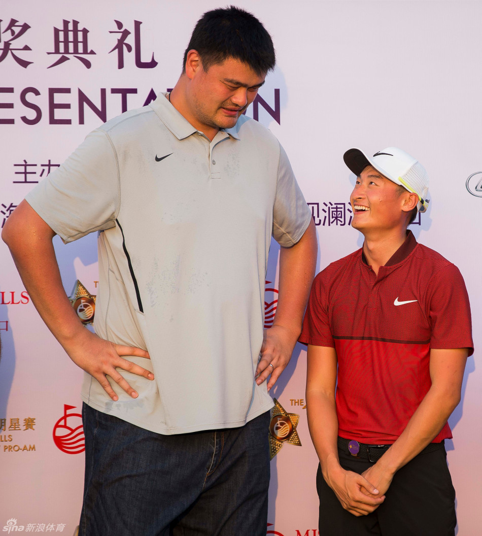 星光与巨人的幽默对话当全球明星遇见小巨人姚明