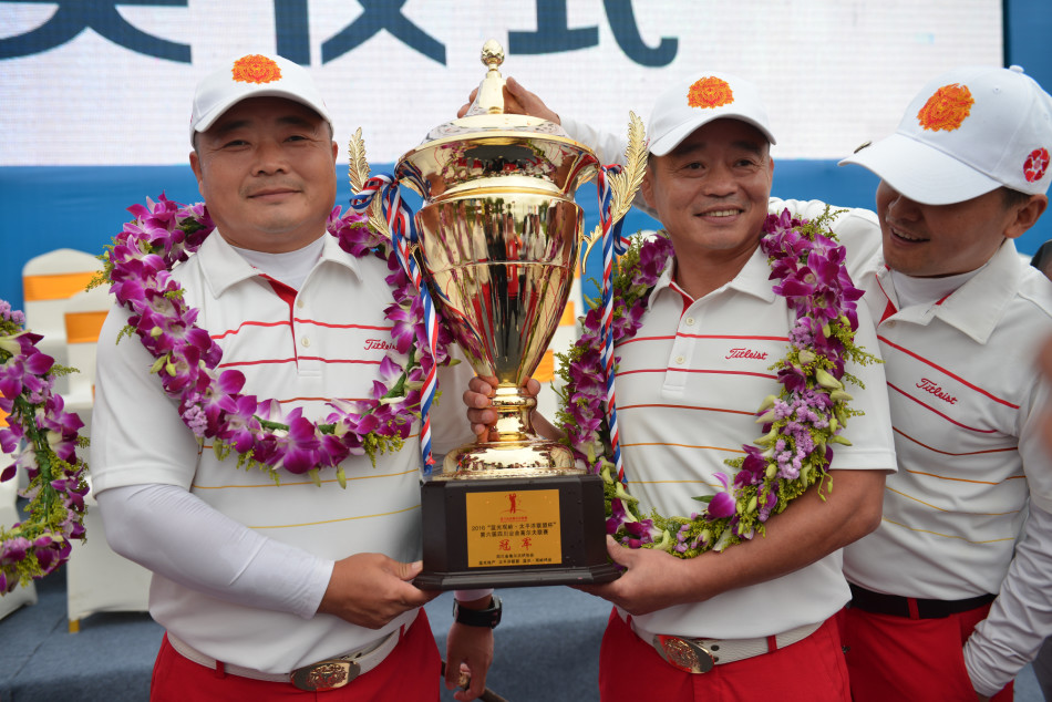 总决赛现场，球员在极具挑战性的第十号洞果岭旁凝神推杆，周围观众屏息静观。