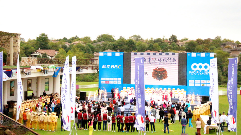 盛大颁奖仪式现场，璀璨灯光下冠军球队高举奖杯，金色香槟喷洒而出，瞬间点燃全场激情。