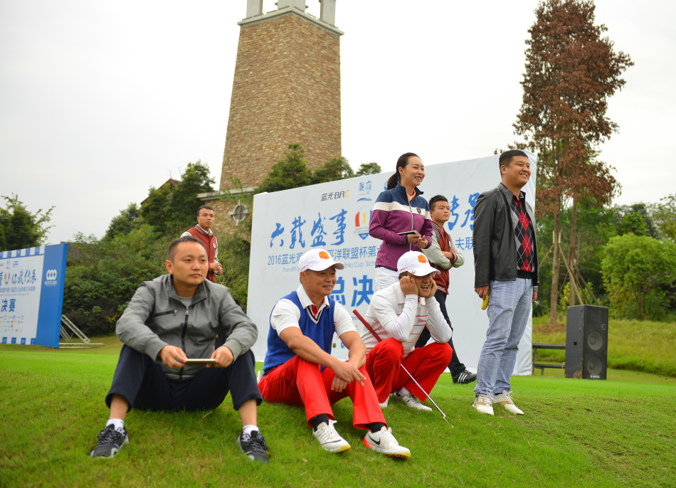 调酒师在颁奖晚宴上娴熟调制庆功鸡尾酒，五彩液体在灯光映照下宛如流动的宝石。