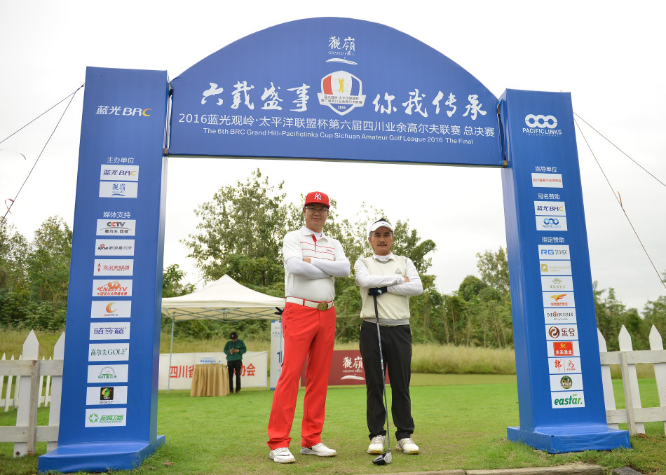 赛事创始人龚德云与裁判长杨平并肩而立，作为特邀出发员正亲切地与即将上场的球员交谈。