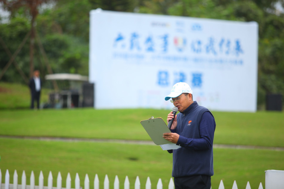 观众们聚集在风景如画的球道旁，满怀期待地观看比赛，脸上洋溢着对高尔夫运动纯粹的热爱。