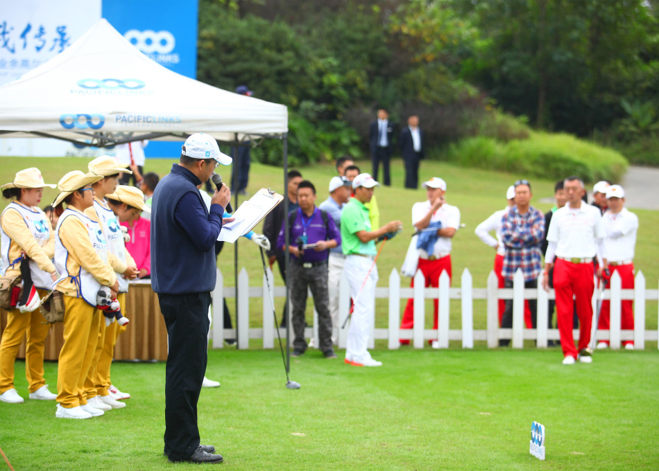 金光闪闪的冠军奖杯静静陈列于红色丝绒之上，等待着它的主人，象征着至高无上的团队荣誉。