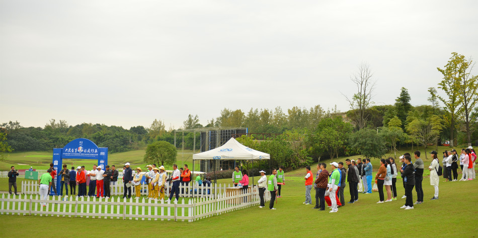 球场全景尽收眼底，蜿蜒的球道、碧绿的果岭与葱郁的山林在夕阳余晖中显得宁静而壮丽。