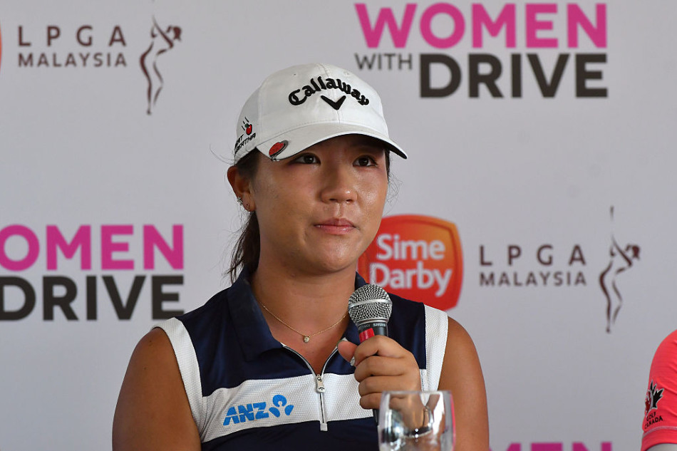 阿瑞雅与布鲁克亨德森在开球台相视而笑，年轻顶尖高手间的互动轻松有爱